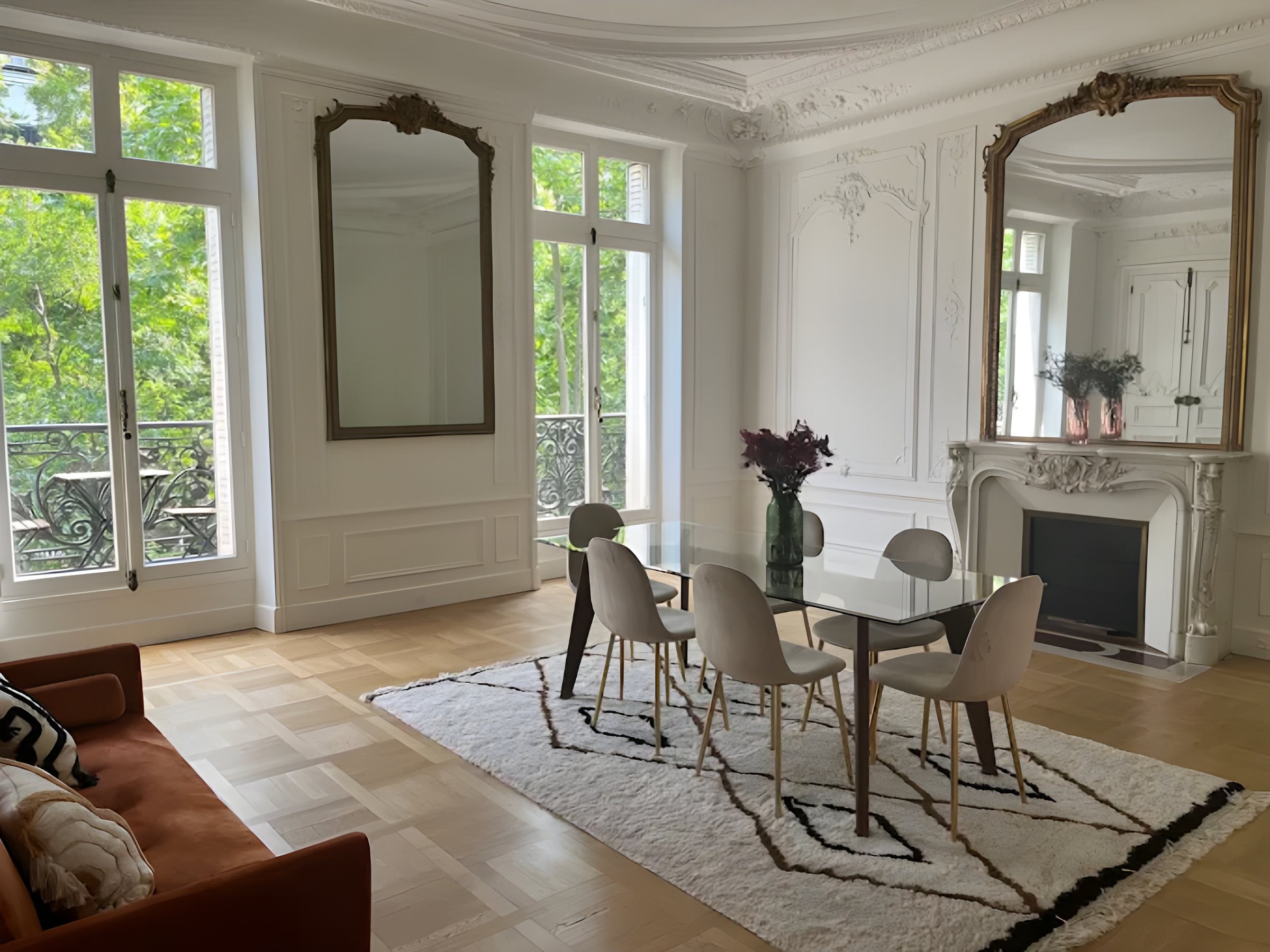 Le cabinet : salon haussmannien, hautes fenêtres, miroir doré et cheminée